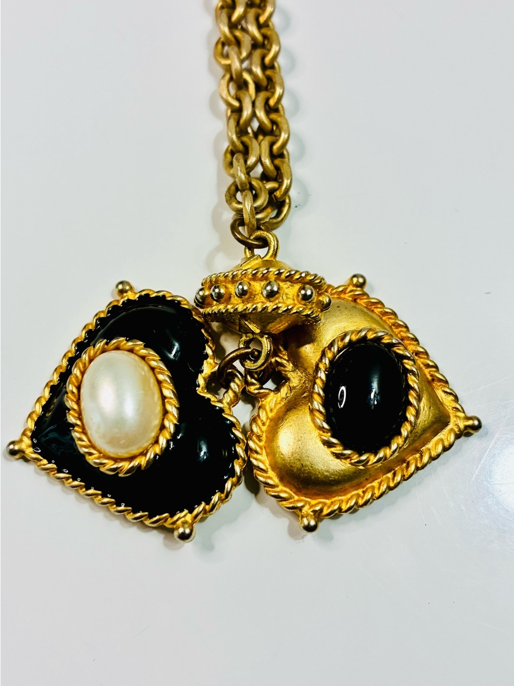2019 Pascal Hubert ‘Tudor Heart’ Reversible Pendant Gold Chainlink Necklace EUC